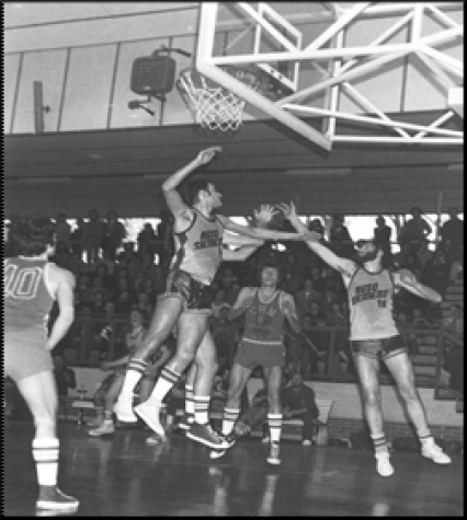 Rossetti e Longhi a rimbalzo contro la squadra del CBM Cremona nel 1973.